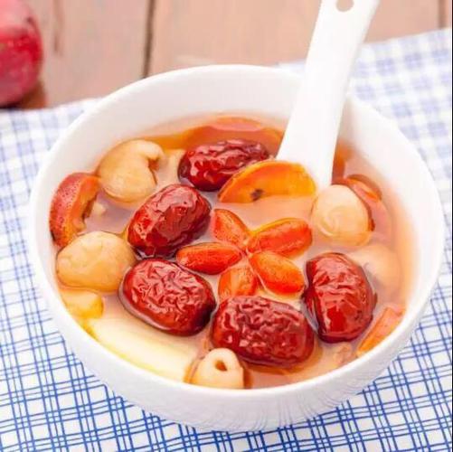 食材:桂圆干,红枣,枸杞,红糖