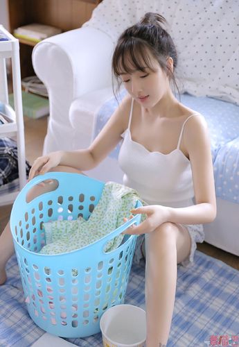 粉嫩白皙双眼皮美少女吊带背心短裤居家整理衣物,剪指甲写真图片