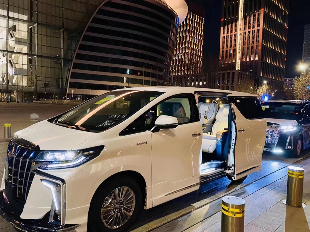 40万的丰田埃尔法,为何能卖到100多万?羡慕香港的价钱