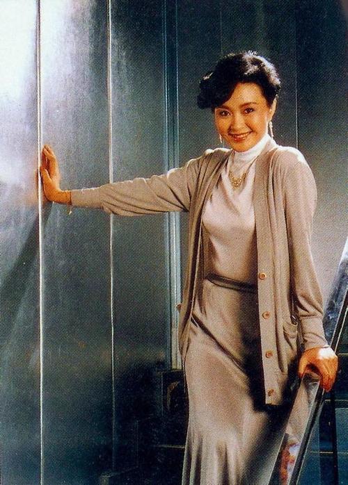 紫》,1985年更因在影片《日出》中扮演陈白露获得百花奖最佳女演员