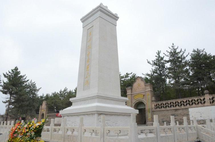 榆林学院学生到烈士陵园参加公祭活动