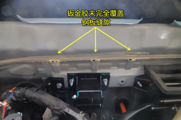 宏光miniev的点烟器电源在方向盘底饰板下部,并且没有任何标注,如果不