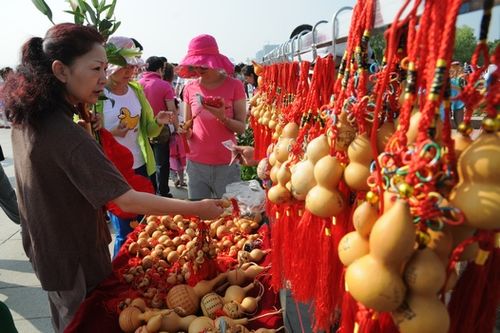 端午节葫芦饰品走俏街 贵的上百 元(图)
