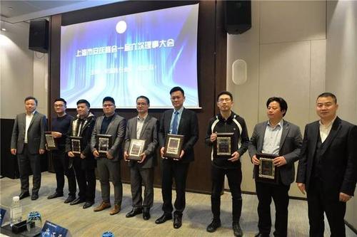 新增选理事,常务理事与轮值执行会长朋刘军,执行会长徐诗进合影