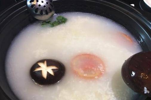 这几年大家越来越注重养身,藏在深闺中的顺德粥底火锅逐渐映入人们视