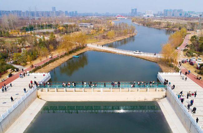 商丘市日月湖日月河景区开园了还新建一处玻璃栈道