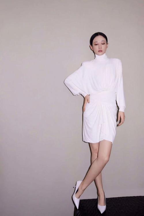 谭卓这一身白色look好治愈优雅大方有气质