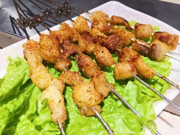 牛胸口是牛心脏旁边的一层脂肪膜,烤制过后的牛胸口爽脆中略带胶质的