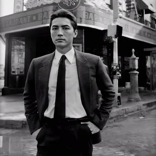 尊龙年轻时真绝,穿西服叠穿马甲英俊帅气,梳大背头显得骨相真美