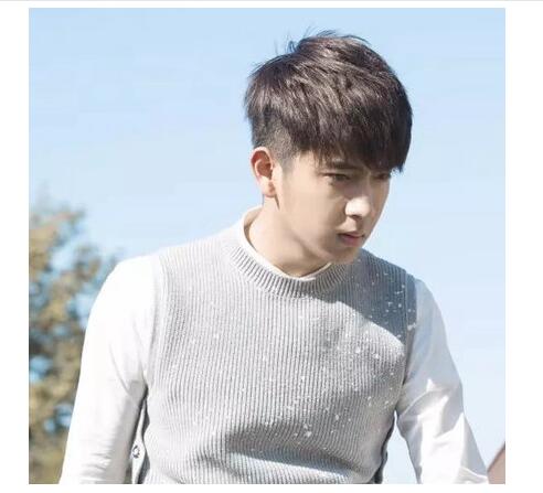喜欢穿制服的男生,他选择的短发发型是很显酷的,两侧的头发被剃得稍短