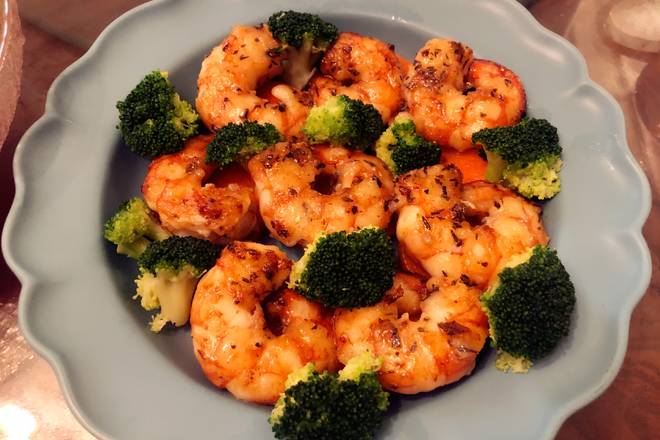 put the butter in the frying pan, add the marinated shrimps