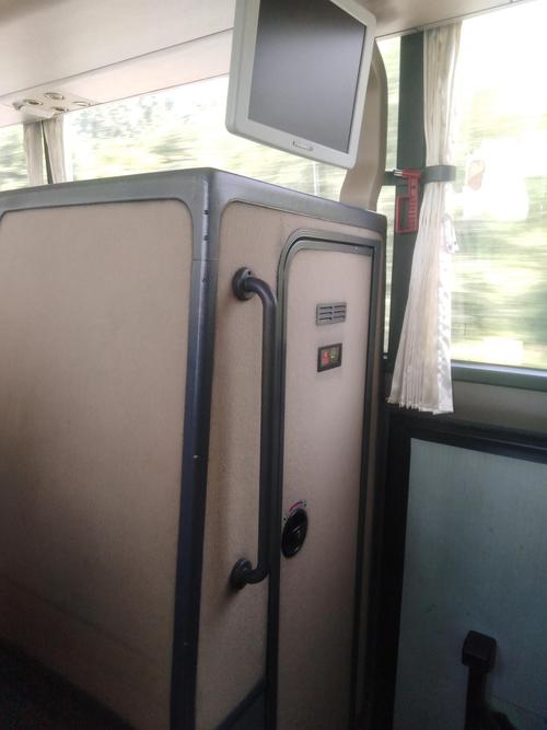 我才知道,原来长途汽车上有卫生间
