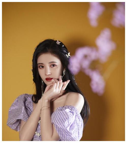 鞠婧祎穿红裙如小公主,精致容颜肤白貌美,难怪是直男喜欢的类型