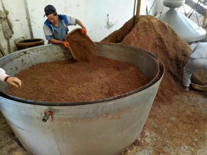 华北大型白酒青石窖群,体验酿酒师傅的传统老五甑工艺,零距离接触酿造