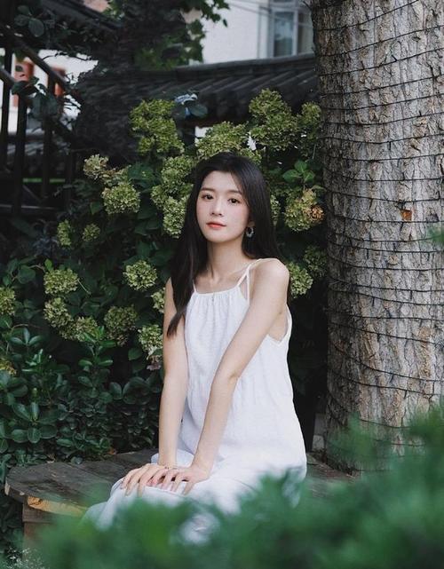 日常生活中,很多女生都喜欢拿起手机或者相机一顿狂拍,心想着拍出美美