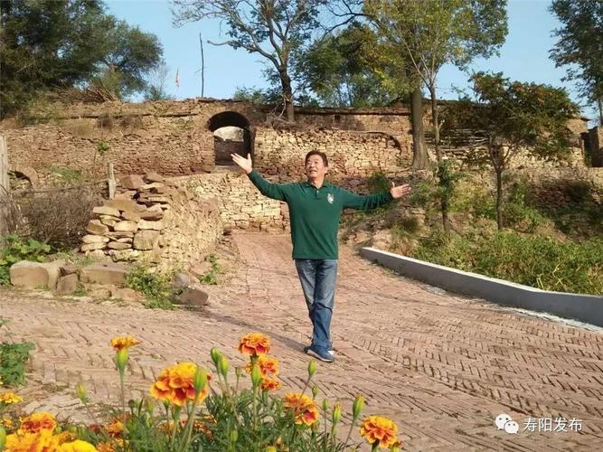 侯拉维今年65岁,祖籍山西省寿阳县松塔镇上龙泉村,曾在天津油田工作