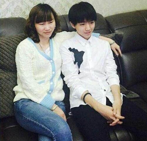 当红偶像王俊凯出生于普通的工人家庭,他的父母都是普通人,即使儿子