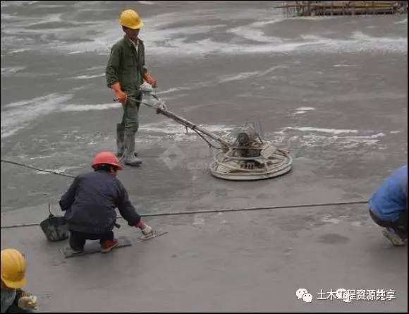 现浇板面混凝土在初凝后采用压光机收面,做到机械化找平,在找平的表面