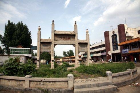 两程故里石坊位于程村东1公里处,是明英宗天顺六年(公