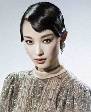 靓发 时尚速递 > 正文   女星为了拍摄年代戏戏,有时候不得不化妆成