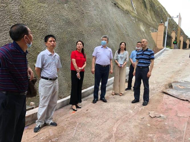 局长覃照,局基教科科长王声明和夷陵区副区长温欣艳,夷陵区教育局