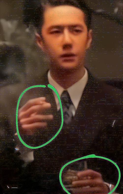 王一博拍戏"抽烟喝酒"!一手拿烟一手拿酒,动作熟练像老手