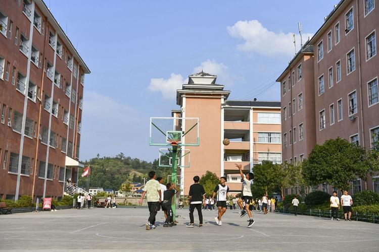 8月30日,贵州省黔东南苗族侗族自治州三穗县第三中学的学生在校园里打