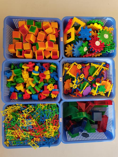 整理玩具,把玩具放在相应的玩具框里