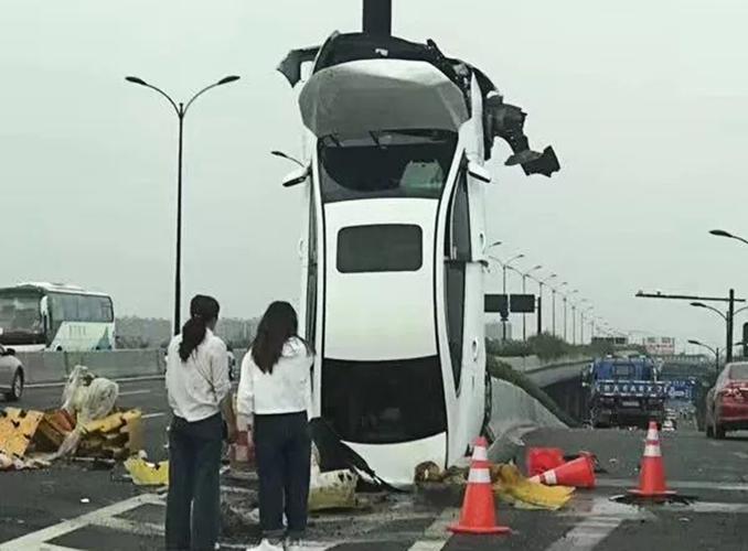 先观女司机上演飞天帝豪再看百万奥迪邂逅大牛谁更奇葩