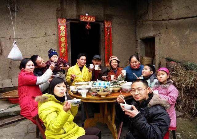 在农村,春节走亲戚的时候很多人放下礼品不吃饭就走了