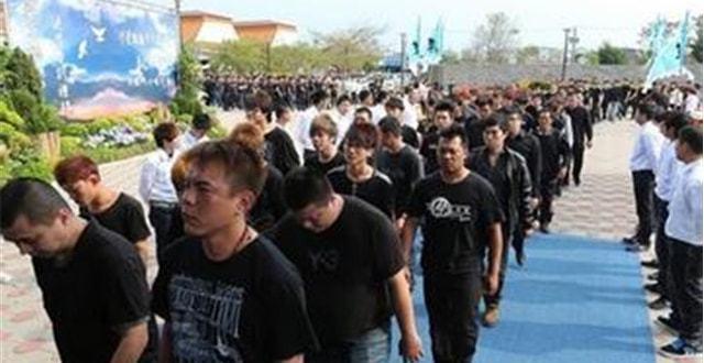 早先混出名堂的老混混依旧在社会上有着一定的地位,他们并不会轻易