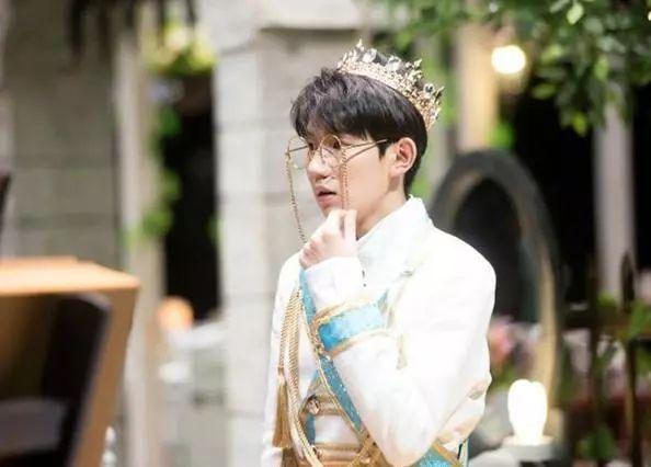 王源戴王冠稍显可爱,蔡徐坤戴上才是真的像,帅极了!