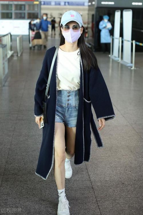 黄圣依机场街拍穿深蓝色针织开衫搭浅蓝色短裤配出别样时髦