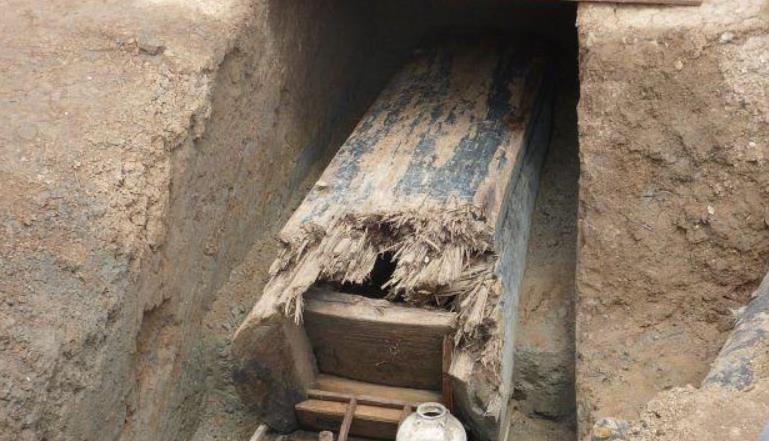 以村民李立新带头的九人,将"郭家岗一号"墓挖穿,盗走镇墓兽,青铜鼎等