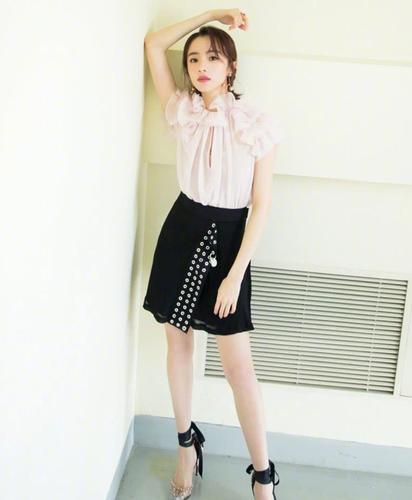 胡冰卿为了身高太拼了,直接踩着木筷现身活动?这么细咋站稳的