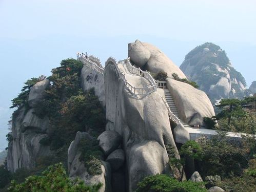 安徽以奇峰,怪石,幽洞,峡谷为特色的山,是全省三大名山之一