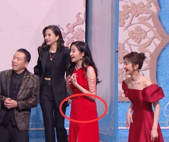 同样穿红色束腰裙,关晓彤和毛晓彤的肚子成焦点,不是