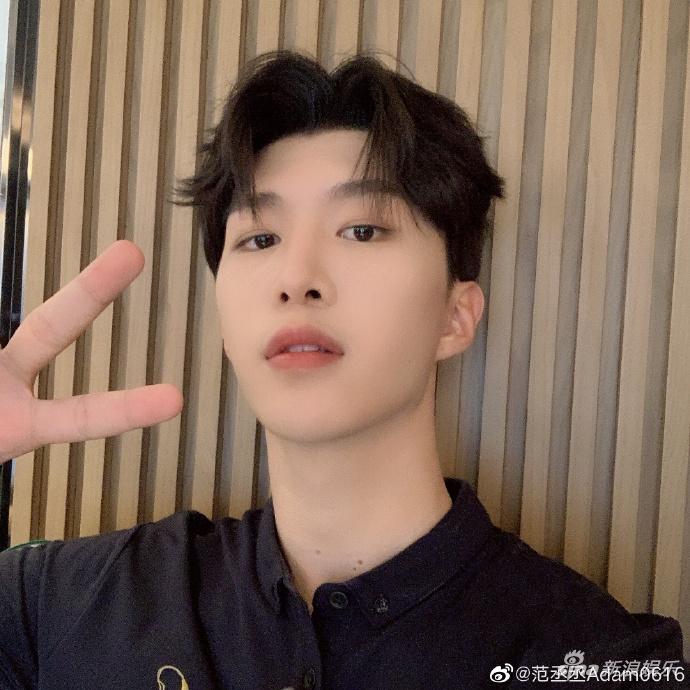 范丞丞魏大勋变假笑男孩 对镜比耶帅气有型