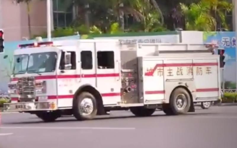 紧急出警南宁全白赛特峰消防车汽笛炸街通过拥堵路段请为应急车辆让道