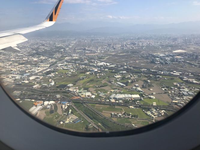 澳门飞往台中,飞机降落过程中,俯视城市,绿化度还是不错.