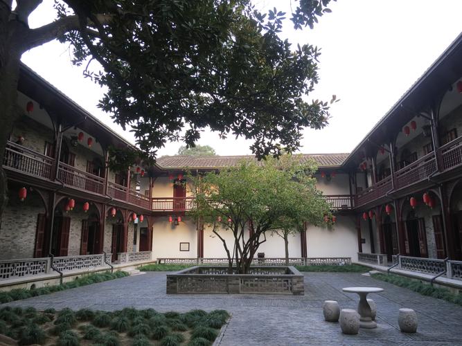 何氏住宅,采用中国传统串楼理念,四周用回廊围成院落. 何园