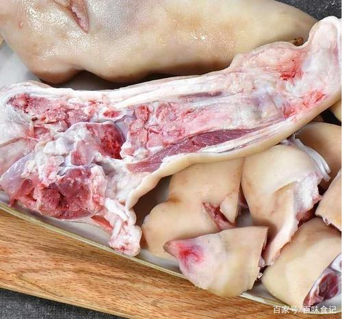 二,形状不同 猪手肉多骨头少,关节部位比较直,而且包裹着一大块的肉.