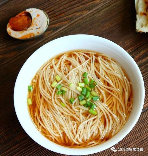 炎热夏天就要吃点清淡的,快来试试这碗简单易做的清汤挂面吧