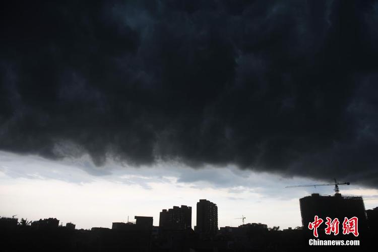 海南琼海 雷雨到来"一线天"