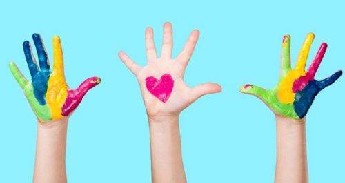 比如在手上涂满颜料按在墙上或纸上