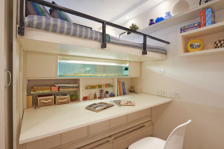 小夏夫妻可以睡在上面,而下面的书桌重新组合,从抽屉里抽出床垫,则