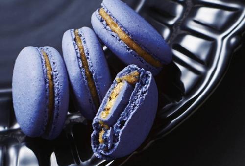 暖色系往往会让人胃口大开,冷色系则使人食欲减退,特别是蓝色,自然给