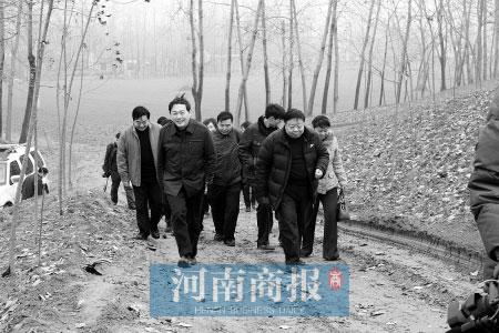 网友说"超哥"不周口市纪委书记高调反腐; 杨正超(前排左一)在西华县