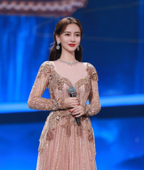 喜多嫂:angelababy国庆晚会照,一身钻石鎏金礼服,性感美艳仙气逼人!