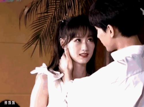 成毅被袁冰妍亲的那一瞬间,尴尬了吗?